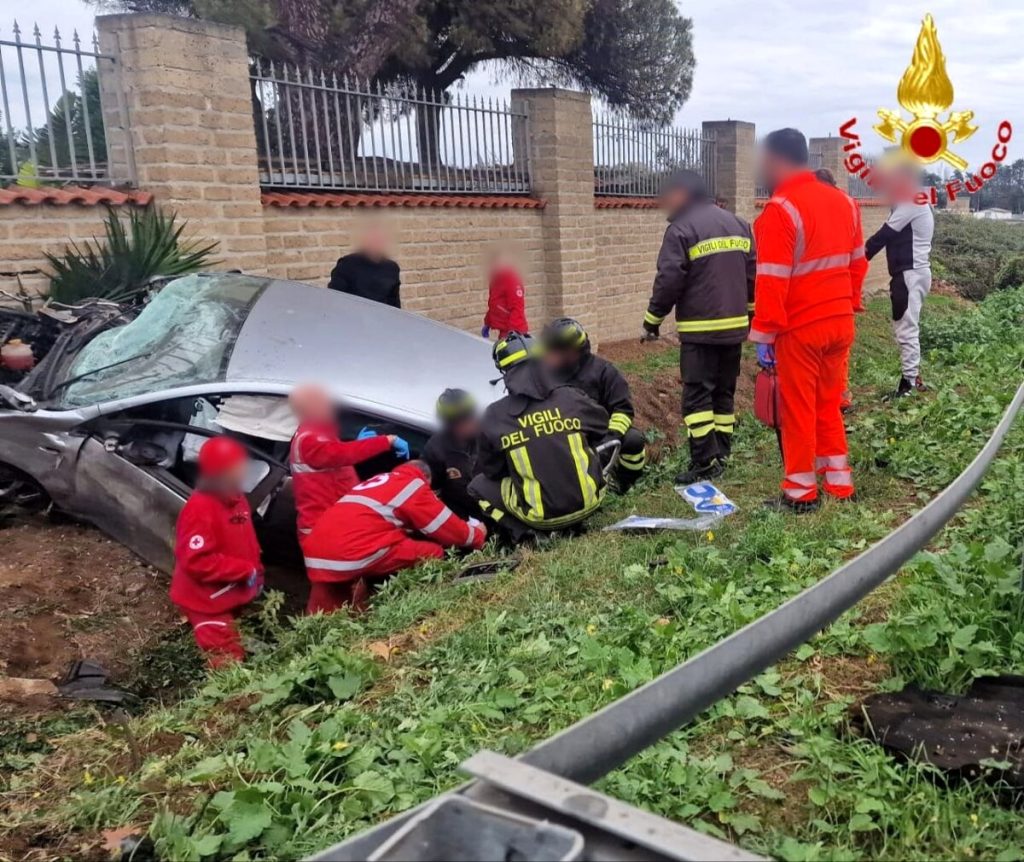 Incidente Via Aurelia Finiscono Con L Auto Nel Canale Gravi Marito E