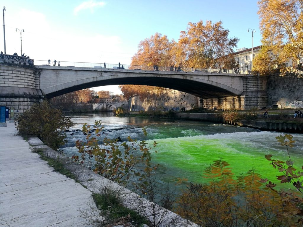 Il Tevere Diventa Verde Nuovo Blitz Ambientalista A Roma Roma Infoline