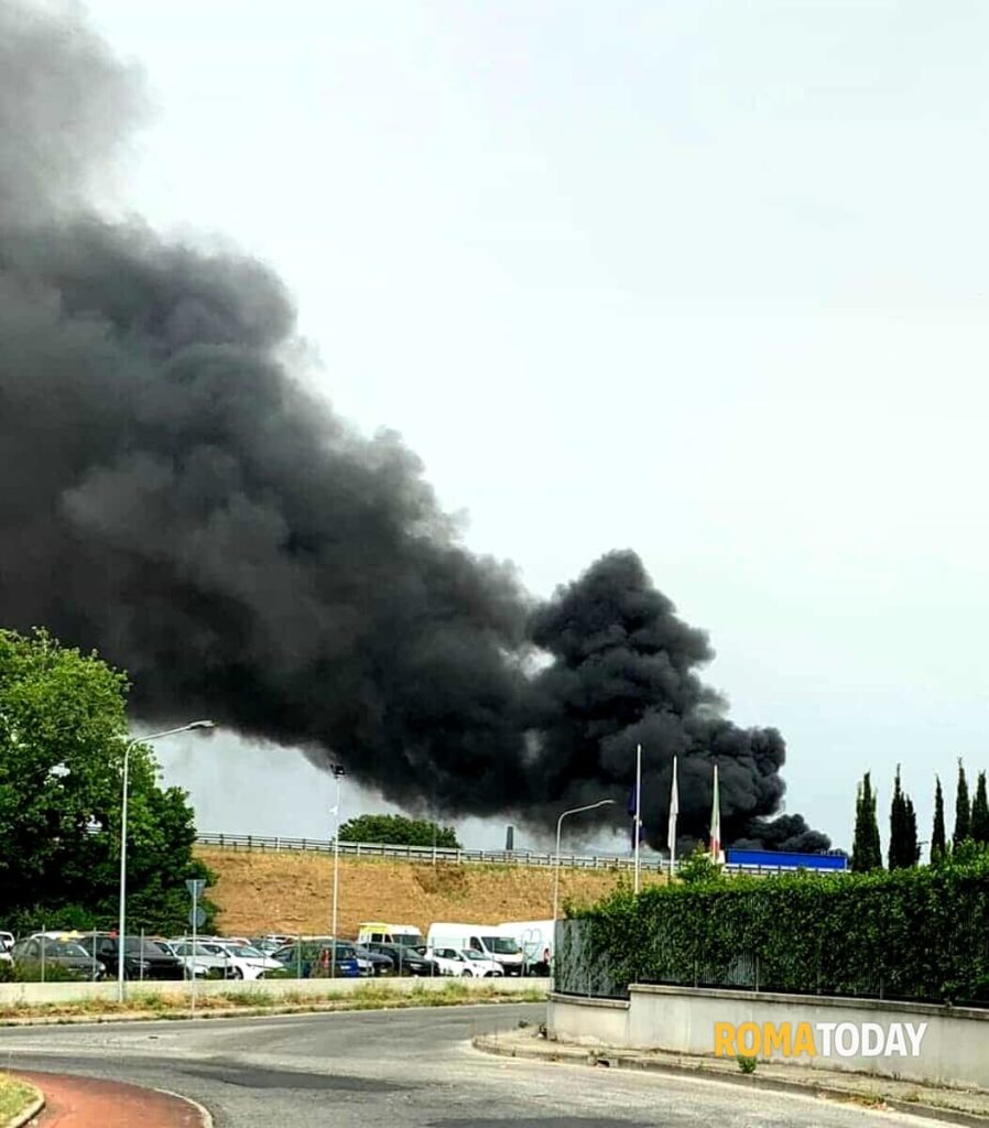 Incendio A Guidonia Capannone Industriale In Fiamme E Nube Nera In